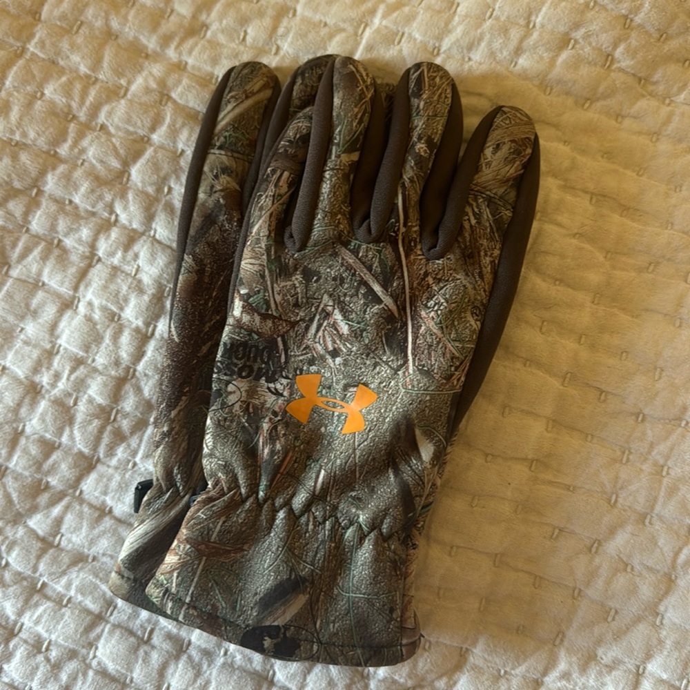 Under armour gloves - size M